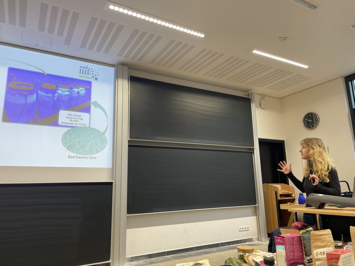 Valeriya Denisova bei ihrem Vortrag zur landbasierten Produktion hochwertiger Algenbiomasse-Kultivierung in der regionalen Sole