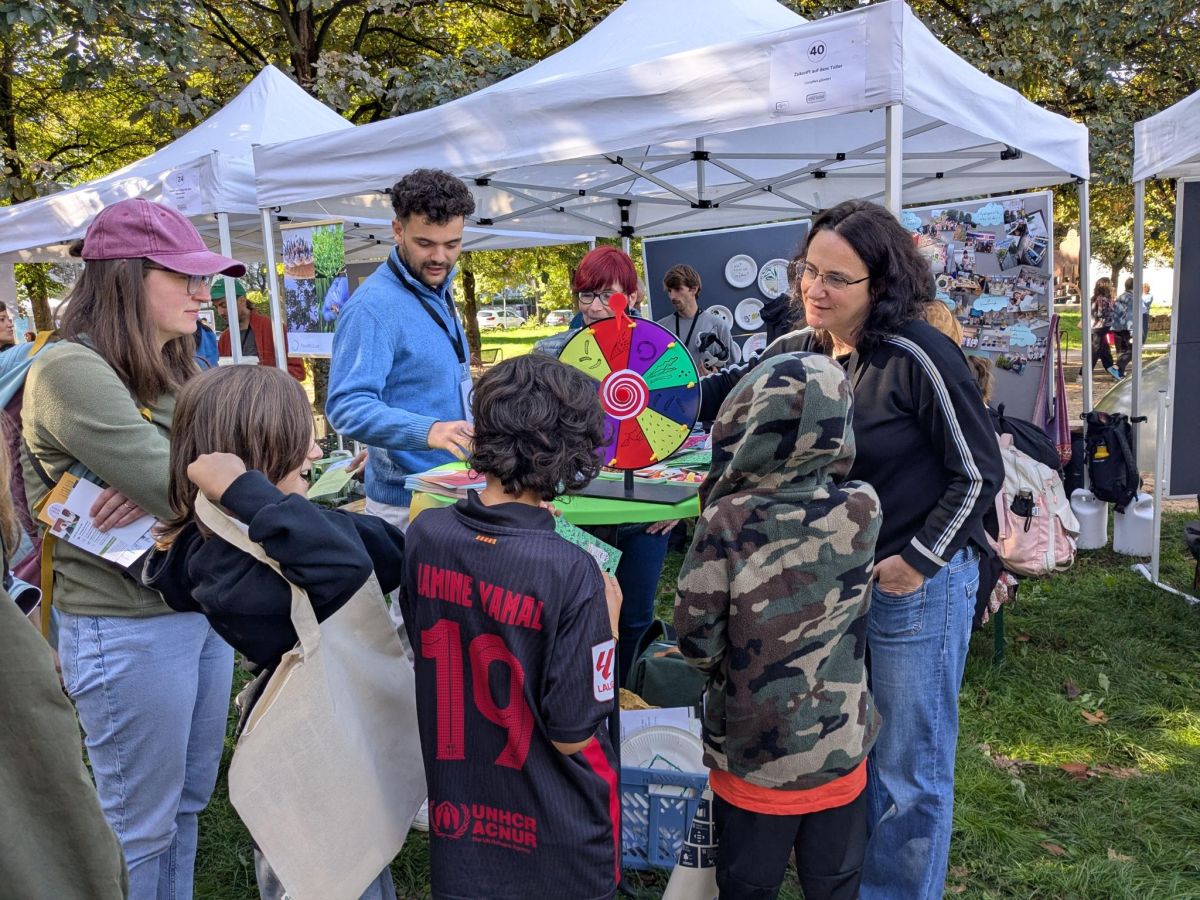Begeisterte Kinder auf dem Kreativmarkt des BNE Festivals ( © LizzyNet)