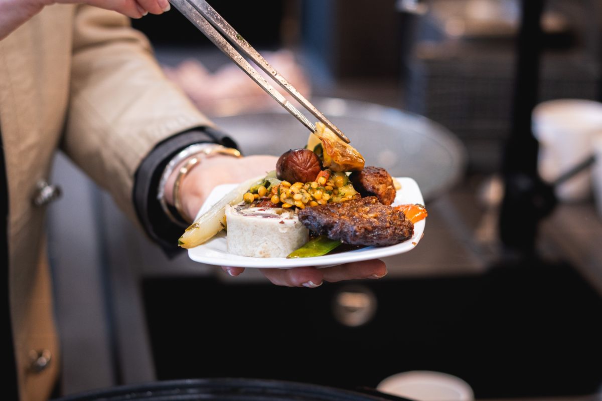 Einblick in die Vielfalt zukünftiger Ernährung: innovative Gerichte im Rahmen der Veranstaltung „Algen und Ernährung – mehr als nur Sushi“ (© J. Duderstädt, HTW) 