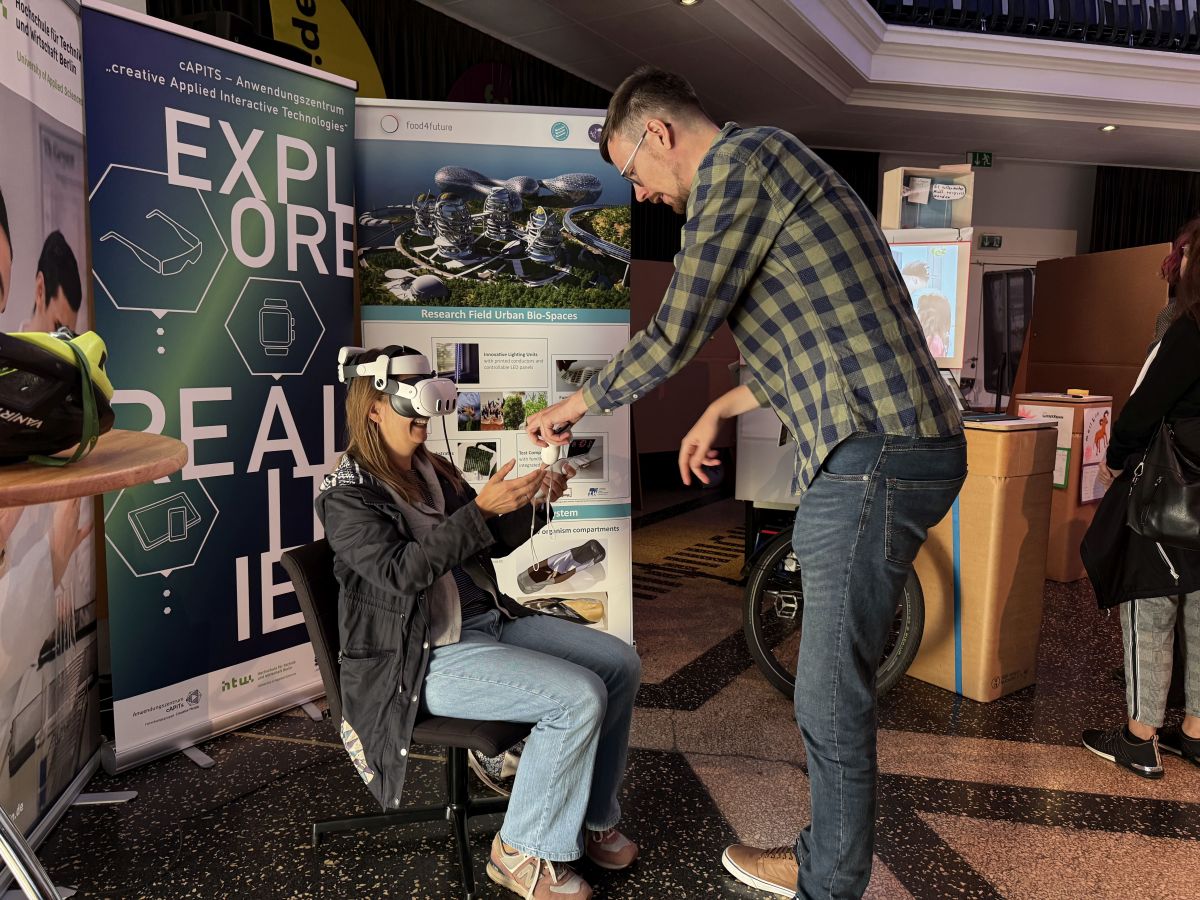 Besucherin und Jonas Ehrhardt mit der Virtual-Reality-Brille der Agrarsysteme der Zukunft