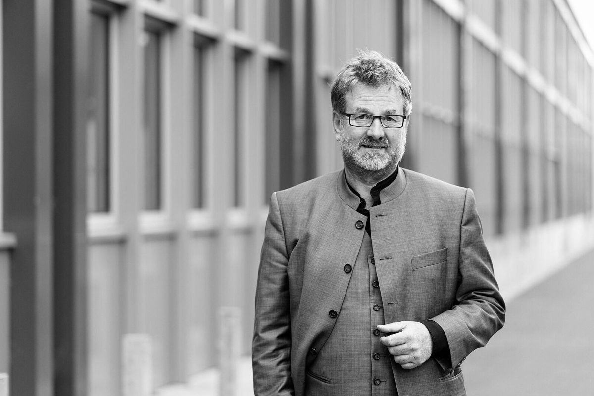 Portraitfoto von Prof. Dr. Carsten Busch