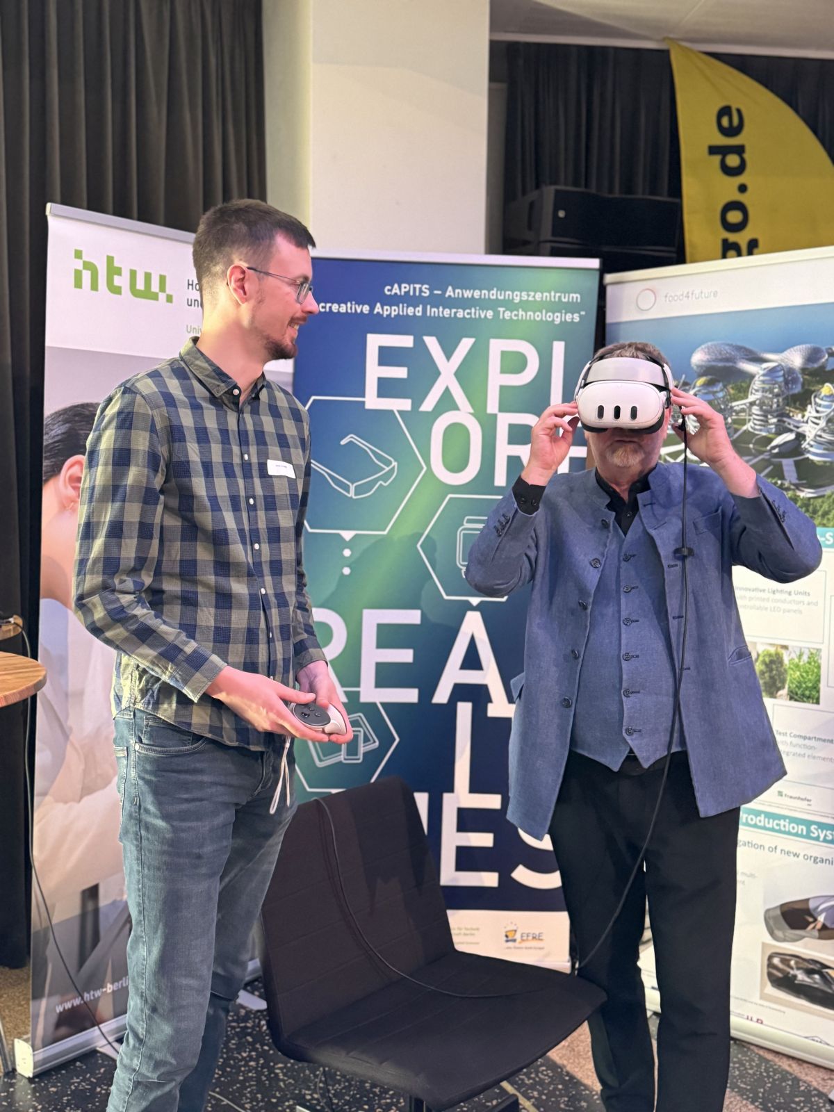 Jonas Ehrhardt und Prof. Dr.-Ing. Carsten Busch mit der Virtual-Reality-Brille der Agrarsysteme der Zukunft 