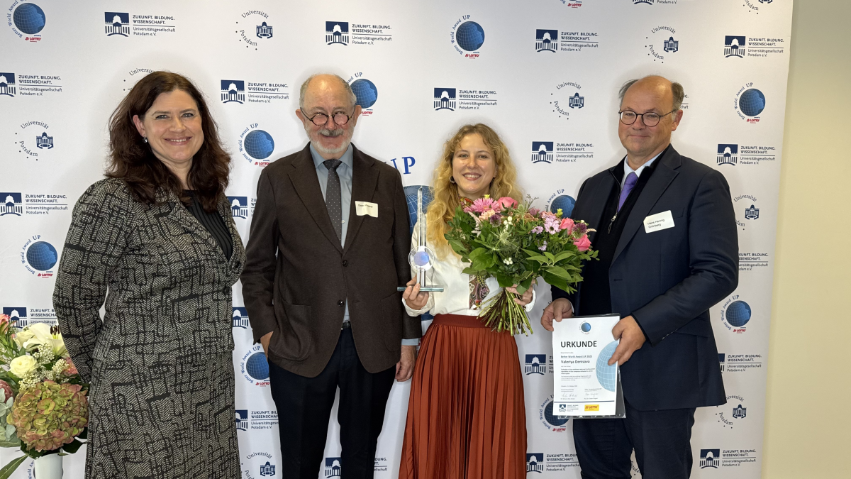 Kerstin Kosanke von der LANDES BRANDENBURG LOTTO GmbH, Prof. Dr. Dieter Wagner von der Universitätsgesellschaft mit Preisträgerin Valeriya Denisova und Hnas-Henning von Grünberg von der Universität Potsdam (v.l.n.r.), © L. Meitner / IGZ)